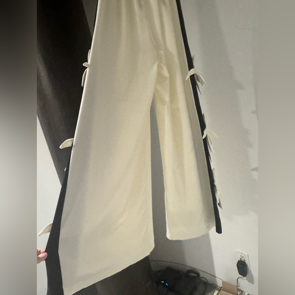 High waisted wide legged palazzo pant. Made in Moldova
Artisanal
Vegan - Picture 8 of 12